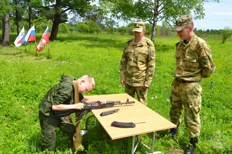 В Биробиджане росгвардейцы приняли участие в организации военизированной эстафеты для кадетов, посвященной Дню России