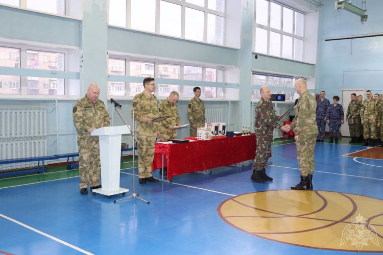 В Биробиджане наградили лучших сотрудников и военнослужащих Управления Росгвардии за высокие результаты в ходе сдачи итоговой проверки 