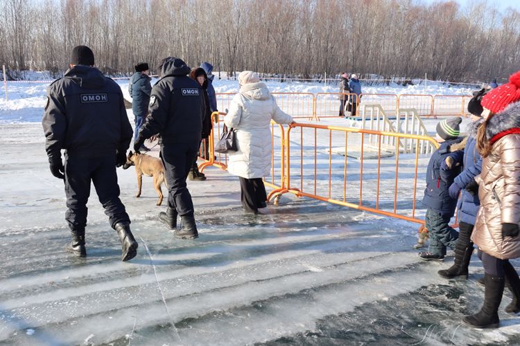 В Биробиджане сотрудники и военнослужащие Росгвардии приняли участие в обеспечении общественной безопасности при проведении православного праздника Крещение Господне