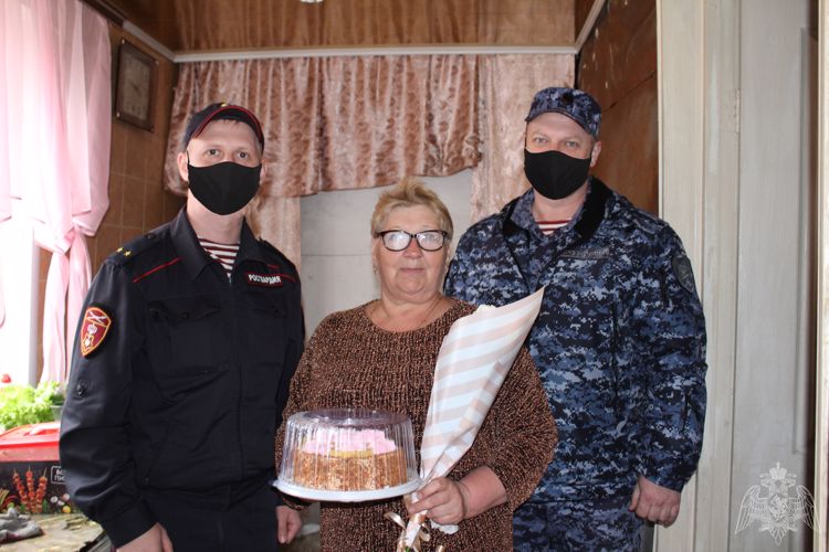 Росгвардейцы поздравили с днём рождения мать погибшего сотрудника