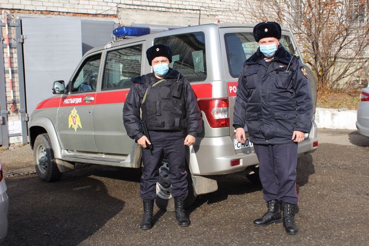 В Биробиджане сотрудники отдела вневедомственной охраны, задержали нескольких граждан с наркотиками