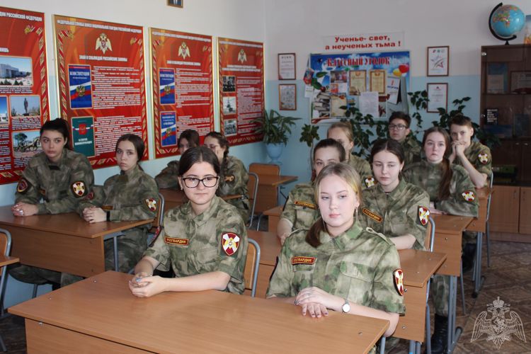 В Биробиджане сотрудники Росгвардии провели открытый урок для кадетского класса об учебных заведениях войск национальной гвардии