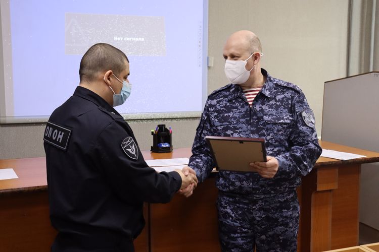 Начальник Управления Росгвардии по Еврейской автономной области вручил медали сотрудникам ОМОН