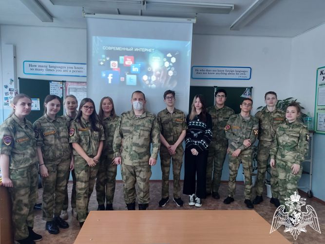 Военнослужащий Росгвардии провел урок для профильного кадетского класса на тему  «Профилактика и недопущение терроризма и экстремизма».