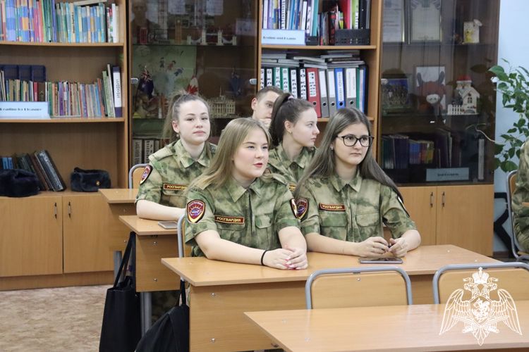 В преддверии Дня Конституции сотрудники Управления Росгвардии по Еврейской автономной области провели занятия со школьниками.