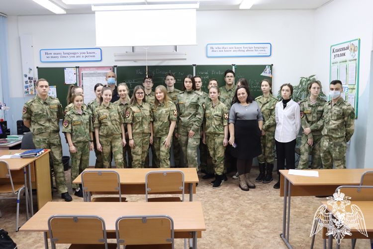 В преддверии Дня Конституции сотрудники Управления Росгвардии по Еврейской автономной области провели занятия со школьниками.