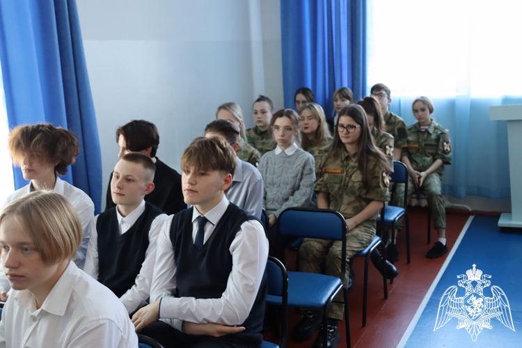 Военнослужащие Росгвардии провели тематическое мероприятие для учащихся старших классов средней школы № 7