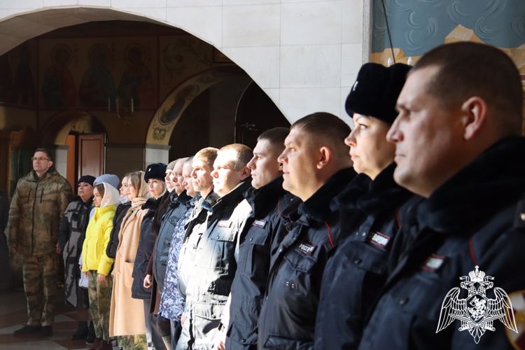 Сотрудники и военнослужащие Росгвардии показали единство и сплоченность, помолившись за благополучие бойцов защищающих Донбасс