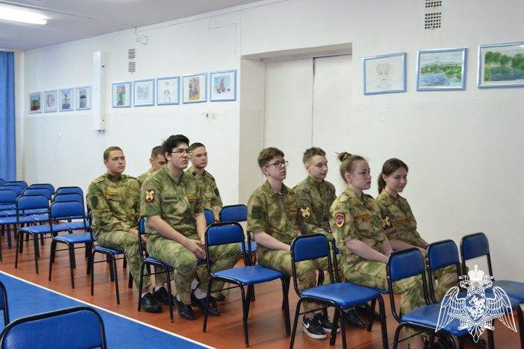В Биробиджане сотрудники Росгвардии провели урок для кадетского класса, приуроченный к 36–летию со дня катастрофы на Чернобыльской АЭС
