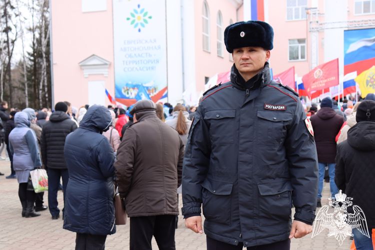 В Биробиджане сотрудники Росгвардии обеспечили охрану общественного порядка в период проведения митинг-концерта в поддержку специальной военной операции Вооружённых Сил РФ 