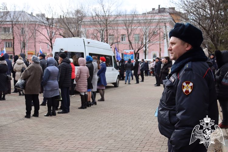 В Биробиджане сотрудники Росгвардии обеспечили охрану общественного порядка в период проведения митинг-концерта в поддержку специальной военной операции Вооружённых Сил РФ 