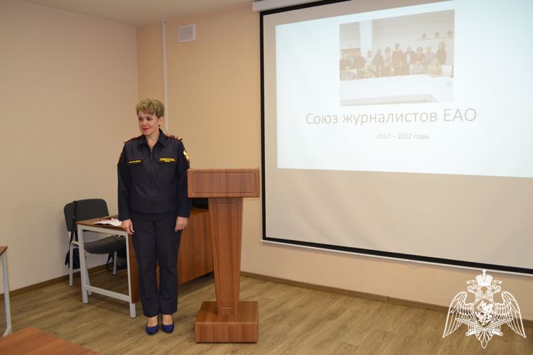 В Биробиджане сотрудники Управления Росгвардии наградили журналистов памятными медалями
