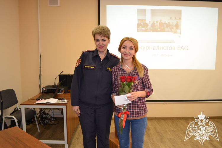 В Биробиджане сотрудники Управления Росгвардии наградили журналистов памятными медалями