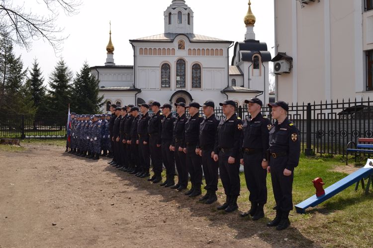 Акцию «Парад у дома ветерана» провели военнослужащие и сотрудники Управления Росгвардии по Еврейской автономной области