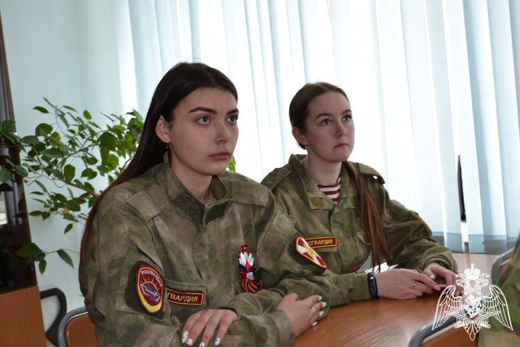 Сотрудники и военнослужащие Росгвардии провели урок Мужества для учащихся кадетского класса школы № 7