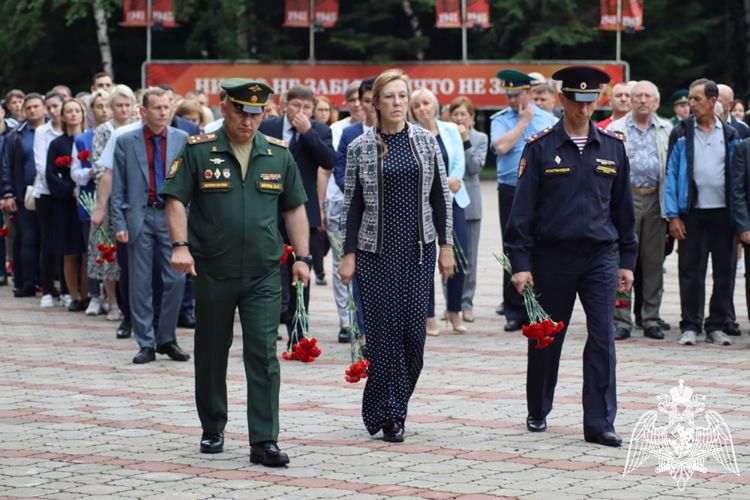 В ДЕНЬ ПАМЯТИ И СКОРБИ ВОЕННОСЛУЖАЩИЕ И СОТРУДНИКИ РОСГВАРДИИ ВОЗЛОЖИЛИ ЦВЕТЫ К ВЕЧНОМУ ОГНЮ
