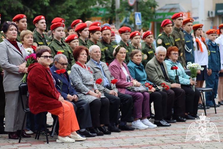 В ДЕНЬ ПАМЯТИ И СКОРБИ ВОЕННОСЛУЖАЩИЕ И СОТРУДНИКИ РОСГВАРДИИ ВОЗЛОЖИЛИ ЦВЕТЫ К ВЕЧНОМУ ОГНЮ
