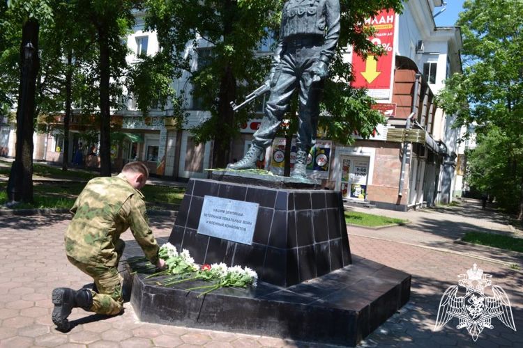  Сотрудники и военнослужащие Росгвардии почтили память земляков, исполнявших служебный долг за пределами Отечества