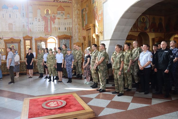 В Биробиджане проведен молебен в честь покровителя войск князя Владимира