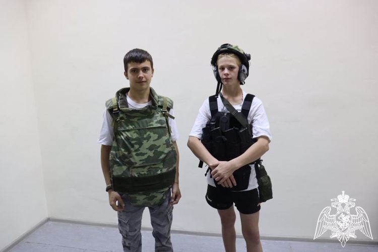 В рамках акции «Каникулы с Росгвардией» сотрудники и военнослужащие ознакомили ребят с образцами вооружения.