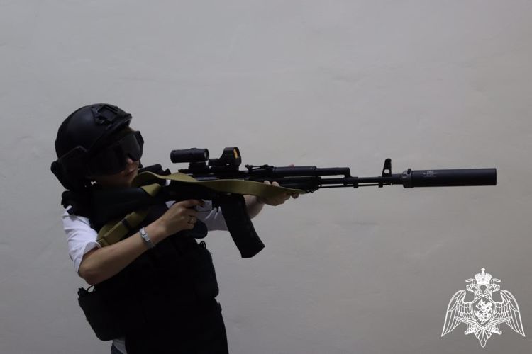 В рамках акции «Каникулы с Росгвардией» сотрудники и военнослужащие ознакомили ребят с образцами вооружения.