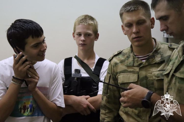 В рамках акции «Каникулы с Росгвардией» сотрудники и военнослужащие ознакомили ребят с образцами вооружения.
