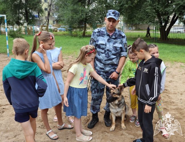 В гостях у детского дома № 1 побывал кинолог Управления Росгвардии по Еврейской автономной области. 