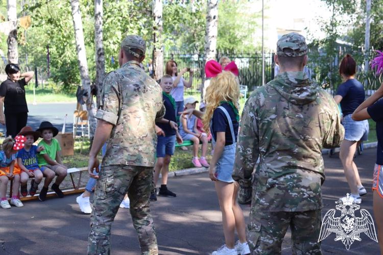 В рамках акции «Зарядись энергией с Росгвардией» сотрудники и военнослужащие приняли участие в спортивной эстафете посвященной  «Дню физкультурника»