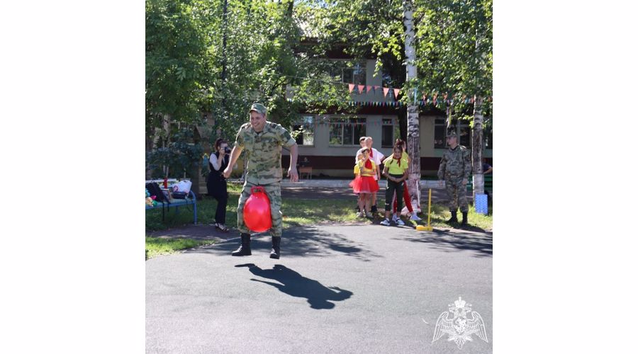 В рамках акции «Зарядись энергией с Росгвардией» сотрудники и военнослужащие приняли участие в спортивной эстафете посвященной  «Дню физкультурника»