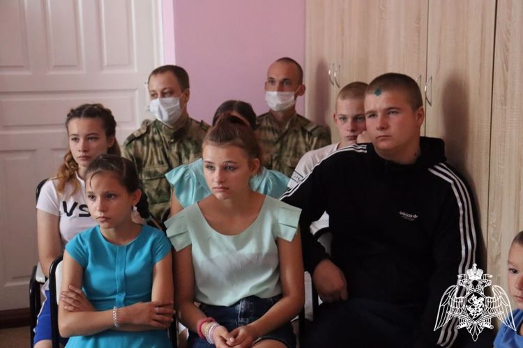 Сотрудники Росгвардии провели для воспитанников из реабилитационного центра для несовершеннолетних мероприятие ко Дню Государственного флага РФ