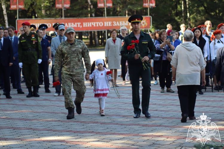 Сотрудники и военнослужащие Росгвардии приняли участие в церемонии возложения цветов в день окончания Второй мировой войны