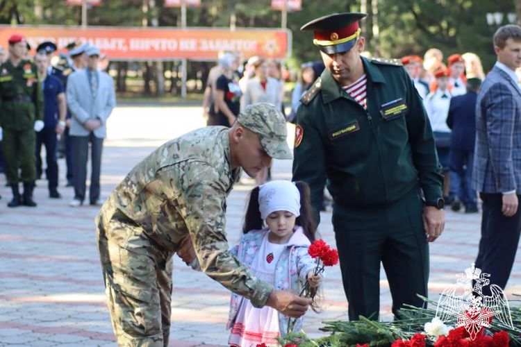 Сотрудники и военнослужащие Росгвардии приняли участие в церемонии возложения цветов в день окончания Второй мировой войны