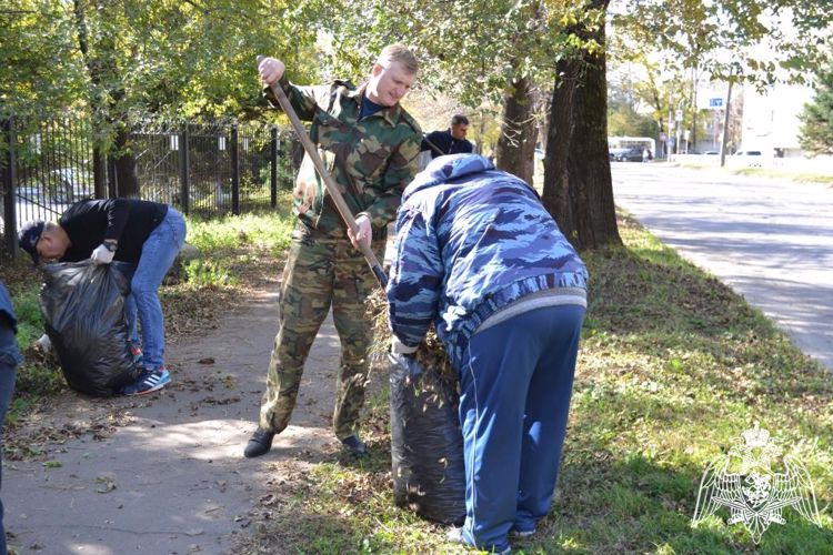 Сотрудники и военнослужащие Росгвардии приняли участие во Всероссийском субботнике