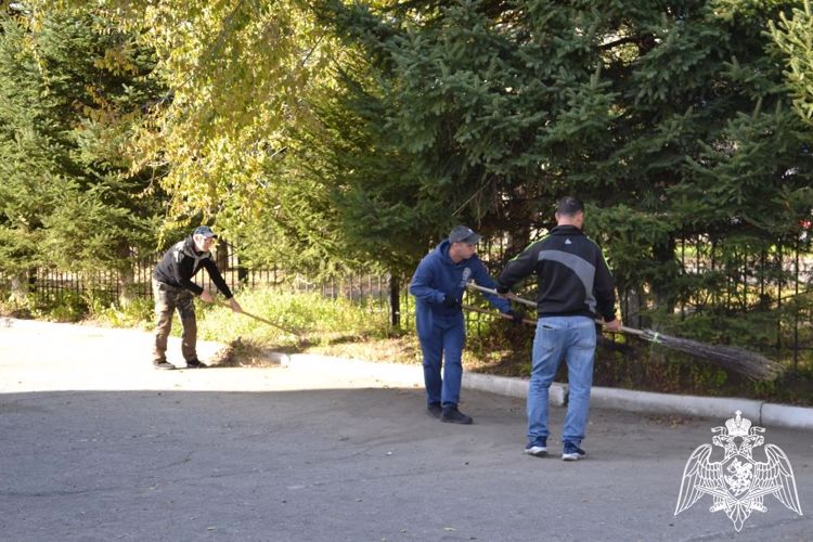 Сотрудники и военнослужащие Росгвардии приняли участие во Всероссийском субботнике