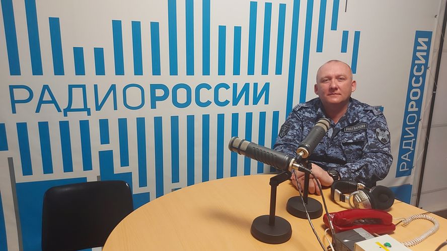 Сотрудники подразделений лицензионно-разрешительной работы в преддверии профессионального праздника рассказали жителям области о своей деятельности