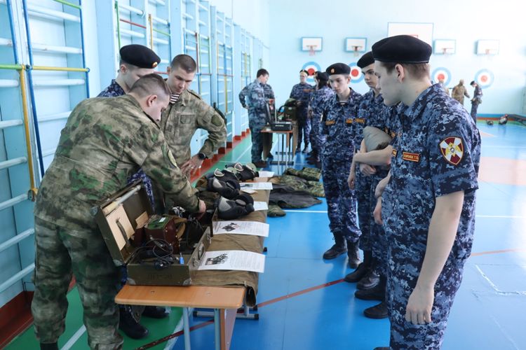 В Биробиджане сотрудники и военнослужащие Росгвардии провели открытый урок для учащихся профильного класса