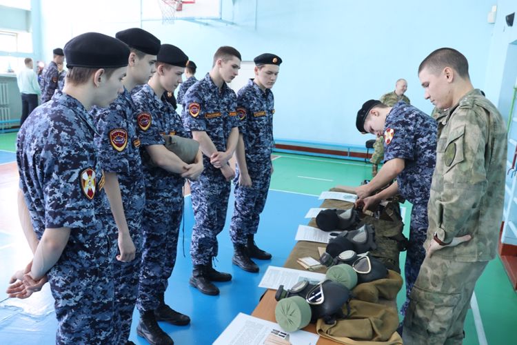 В Биробиджане сотрудники и военнослужащие Росгвардии провели открытый урок для учащихся профильного класса