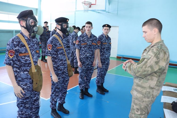 В Биробиджане сотрудники и военнослужащие Росгвардии провели открытый урок для учащихся профильного класса