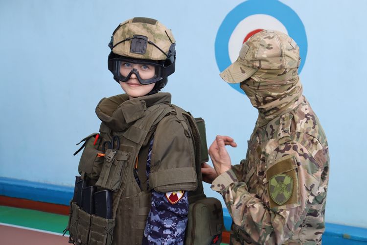 В Биробиджане сотрудники и военнослужащие Росгвардии провели открытый урок для учащихся профильного класса