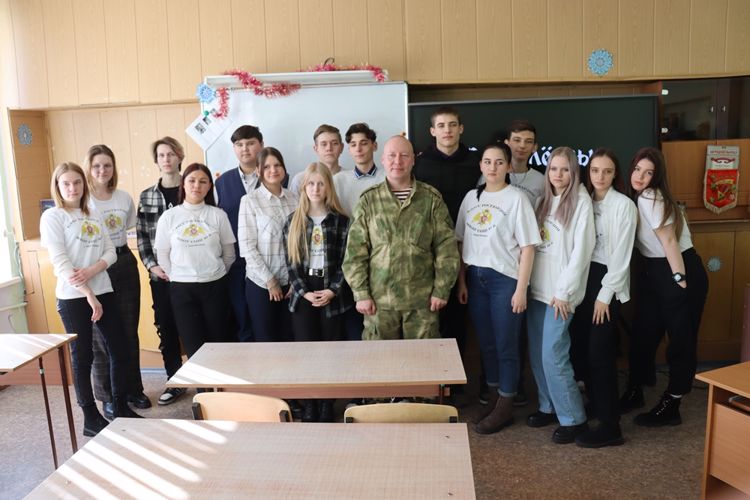 В преддверии Дня защитника Отечества военнослужащие Росгвардии проводят тематические мероприятия для подрастающего поколения