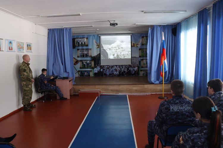 В преддверии Дня защитника Отечества военнослужащие Росгвардии проводят тематические мероприятия для подрастающего поколения