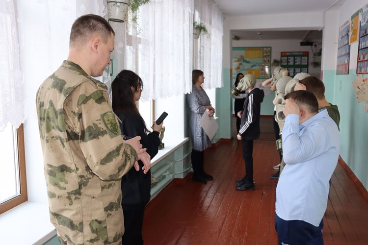 Военнослужащие Росгвардии приняли участие в «Слете мальчишей» в школе № 16 города Биробиджана 