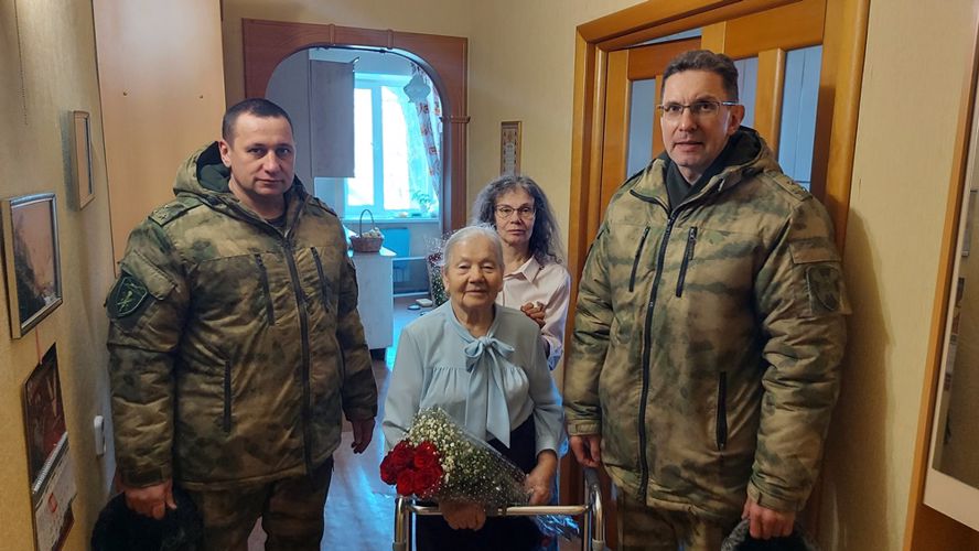 Начальник Управления Росгвардии по Еврейской автономной области поздравил труженицу тыла с Международным женским днем