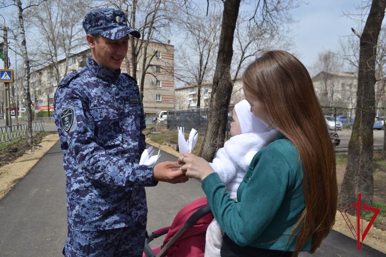 Патриотическую акцию «Белые журавль» провели сотрудники вневедомственной охраны Управления Росгвардии по ЕАО