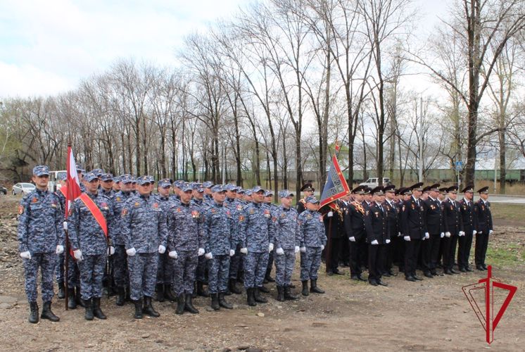 В Биробиджане, в честь 78-й годовщины Победы, прошел «Парад у дома ветерана»