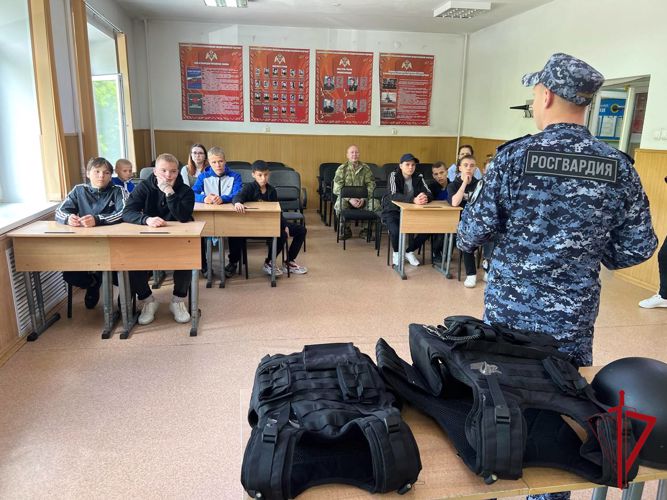В Биробиджане сотрудники Росгвардии провели встречу с воспитанниками социально-реабилитационного центра