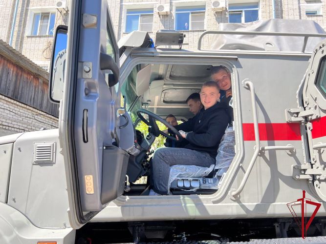 В Биробиджане сотрудники Росгвардии провели встречу с воспитанниками социально-реабилитационного центра