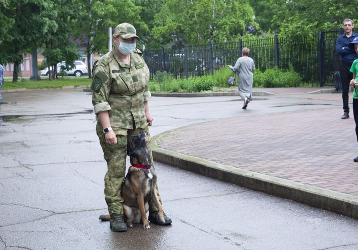 Юным биробиджанцам рассказали о работе кинологических подразделений Управления Росгвардии и УФСИН России по ЕАО 