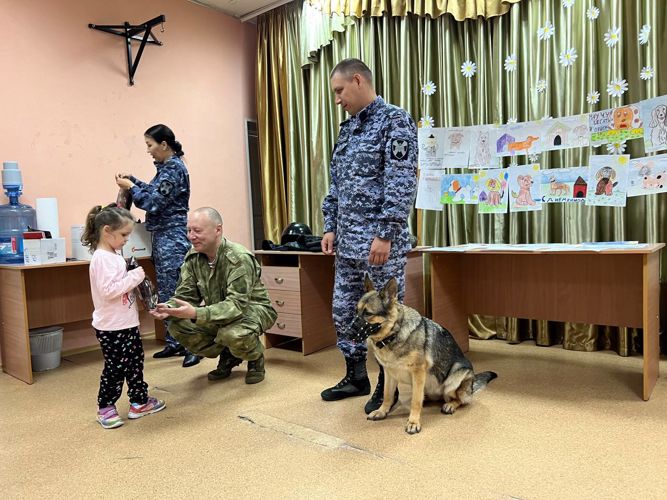 Кинолог и военнослужащие Управления Росгвардии навестили ребят в реабилитационном центре города Биробиджана