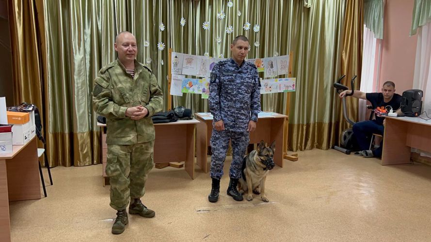 Кинолог и военнослужащие Управления Росгвардии навестили ребят в реабилитационном центре города Биробиджана